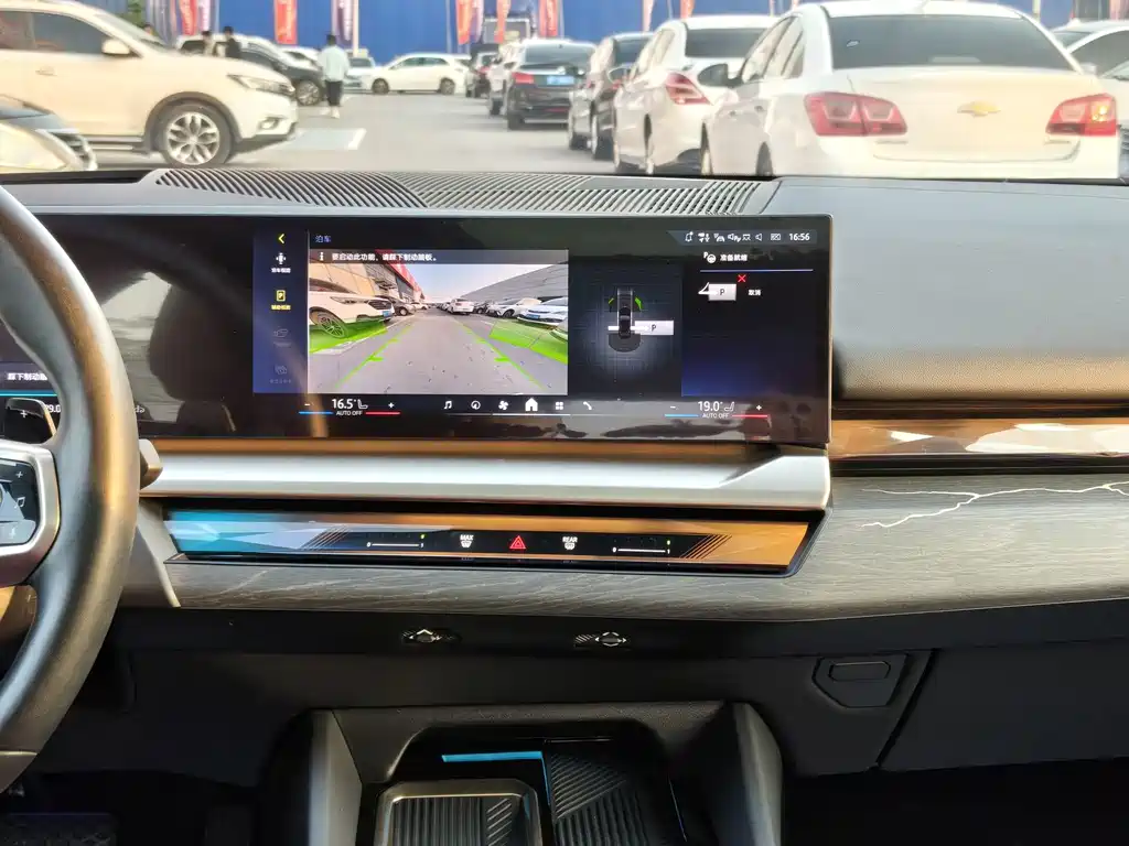 BMW 5 Series — миниатюра 11