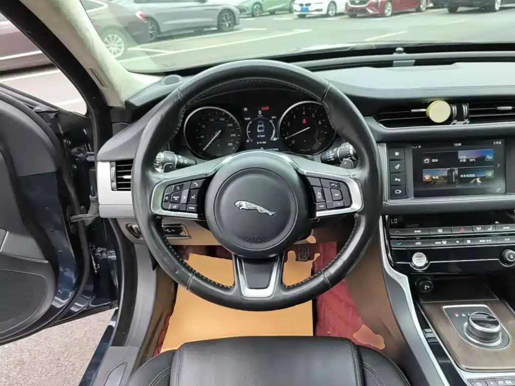 Jaguar XFL — миниатюра 11