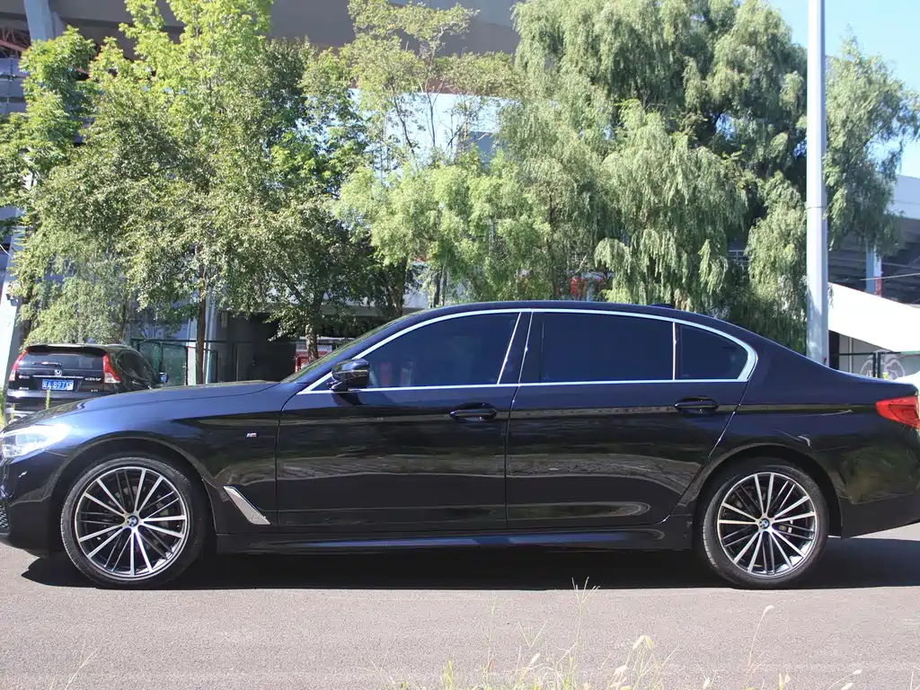 BMW 5 Series — миниатюра 12