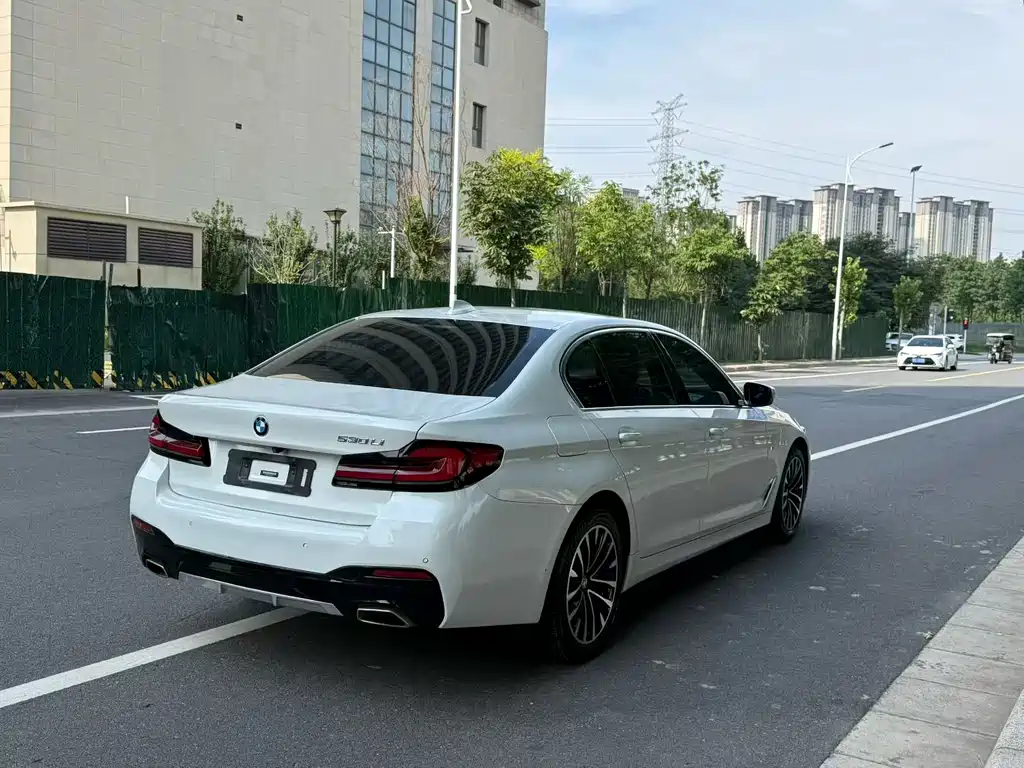 BMW 5 Series — миниатюра 9