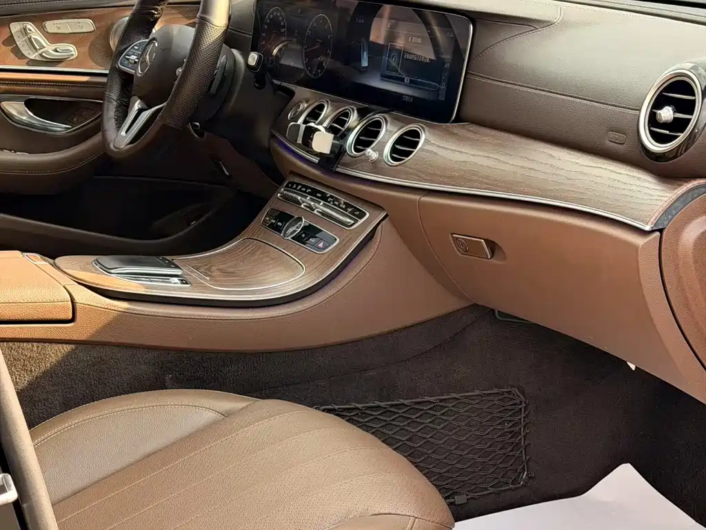 Mercedes-Benz E-Class — миниатюра 8