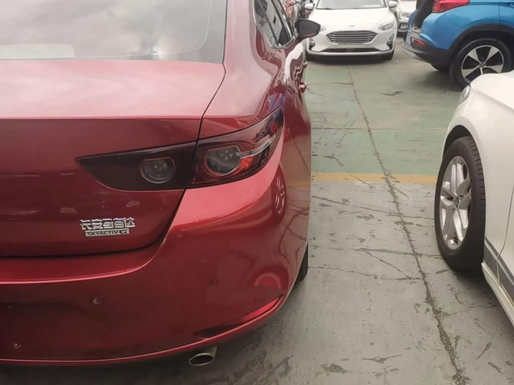 Mazda Mazda3 Axela 1.5 л 2023 г. красный/фиолетовый, пробег 32500 км