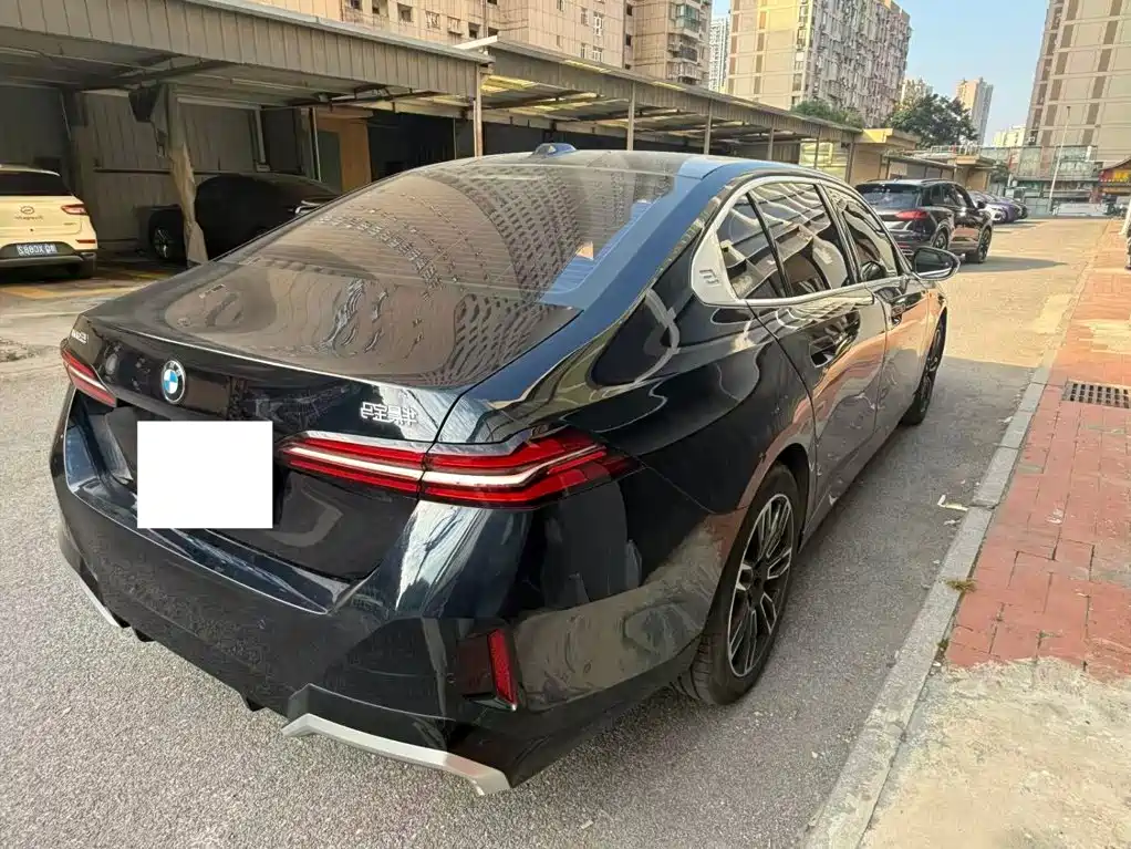 BMW 5 Series — миниатюра 4