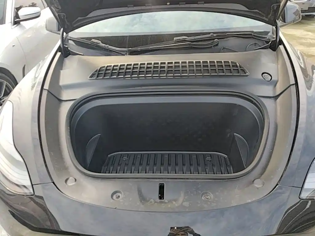 Tesla Model Y — миниатюра 20