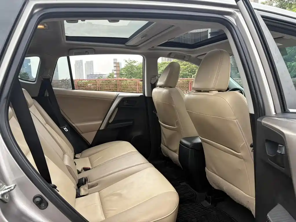 Toyota RAV4 — миниатюра 10