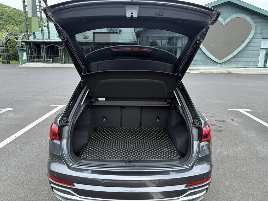 Audi Q3 1.4 л 2023 г. Серебристо-серый, пробег 31000 км
