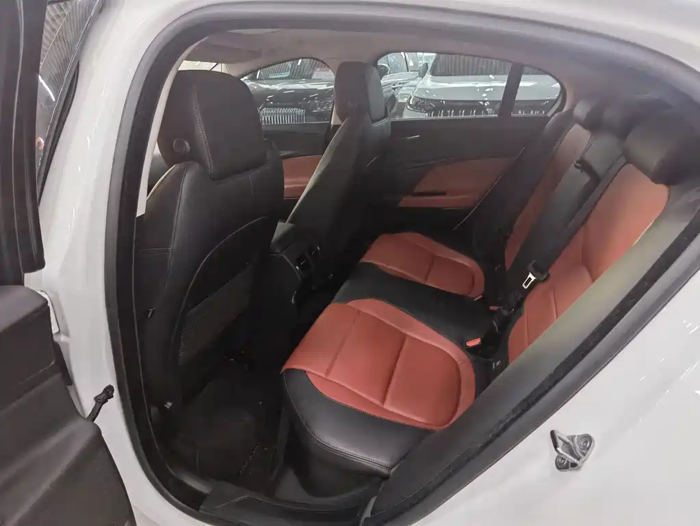 Jaguar XE — миниатюра 13