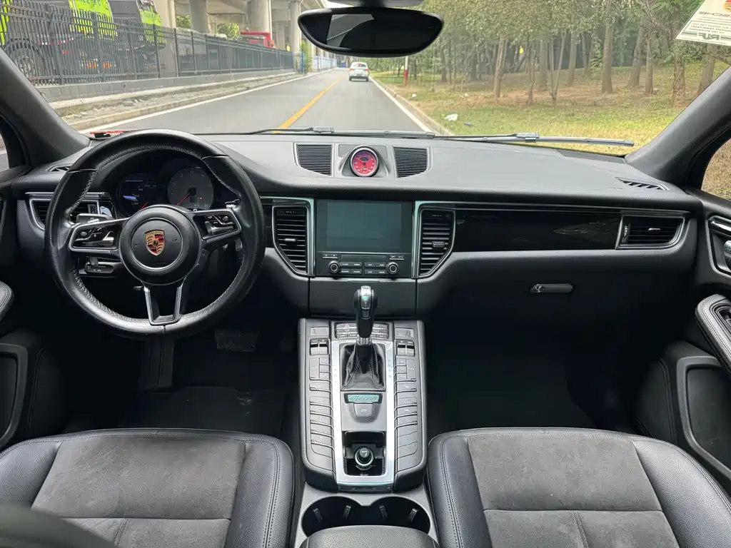 Porsche Macan — миниатюра 3