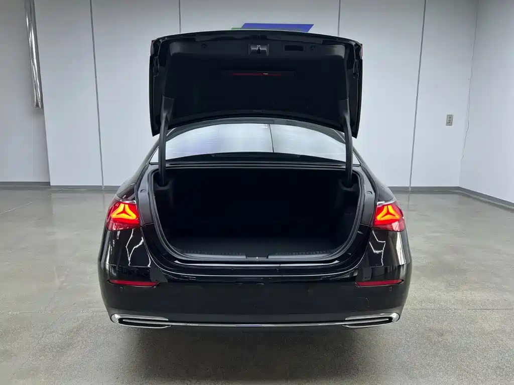 Mercedes-Benz E-Class — миниатюра 11