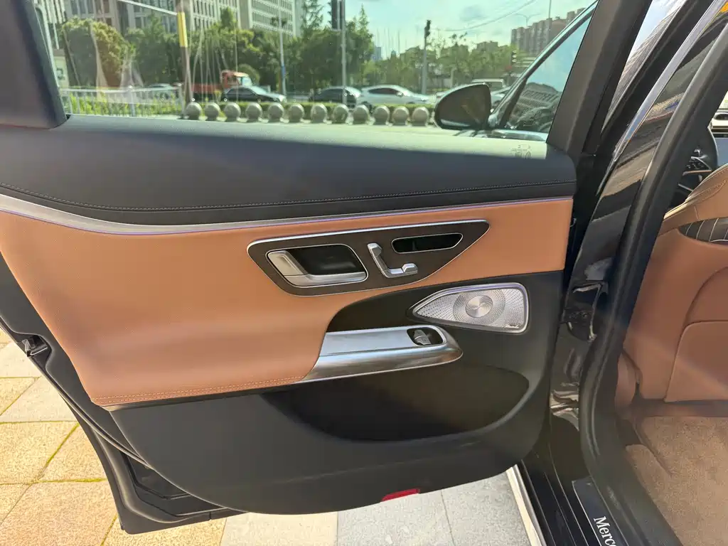Mercedes-Benz E-Class — миниатюра 13