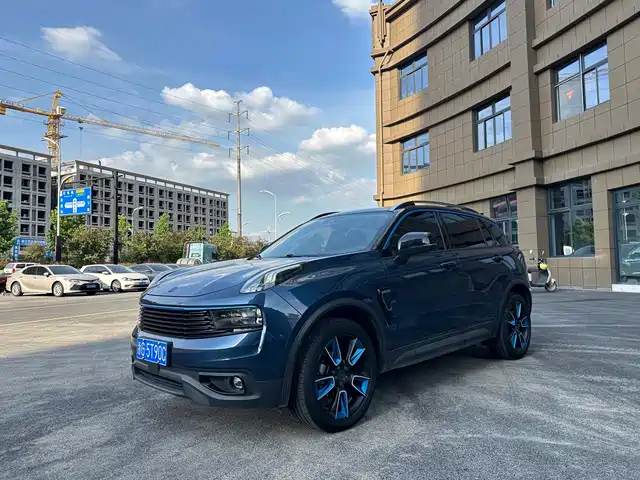 2018 Lynk & Co 01