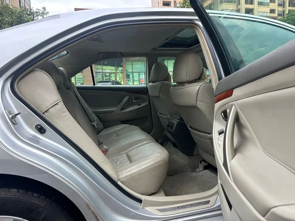 Toyota Camry — миниатюра 12