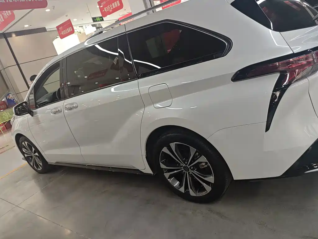 Toyota Granvia — миниатюра 10