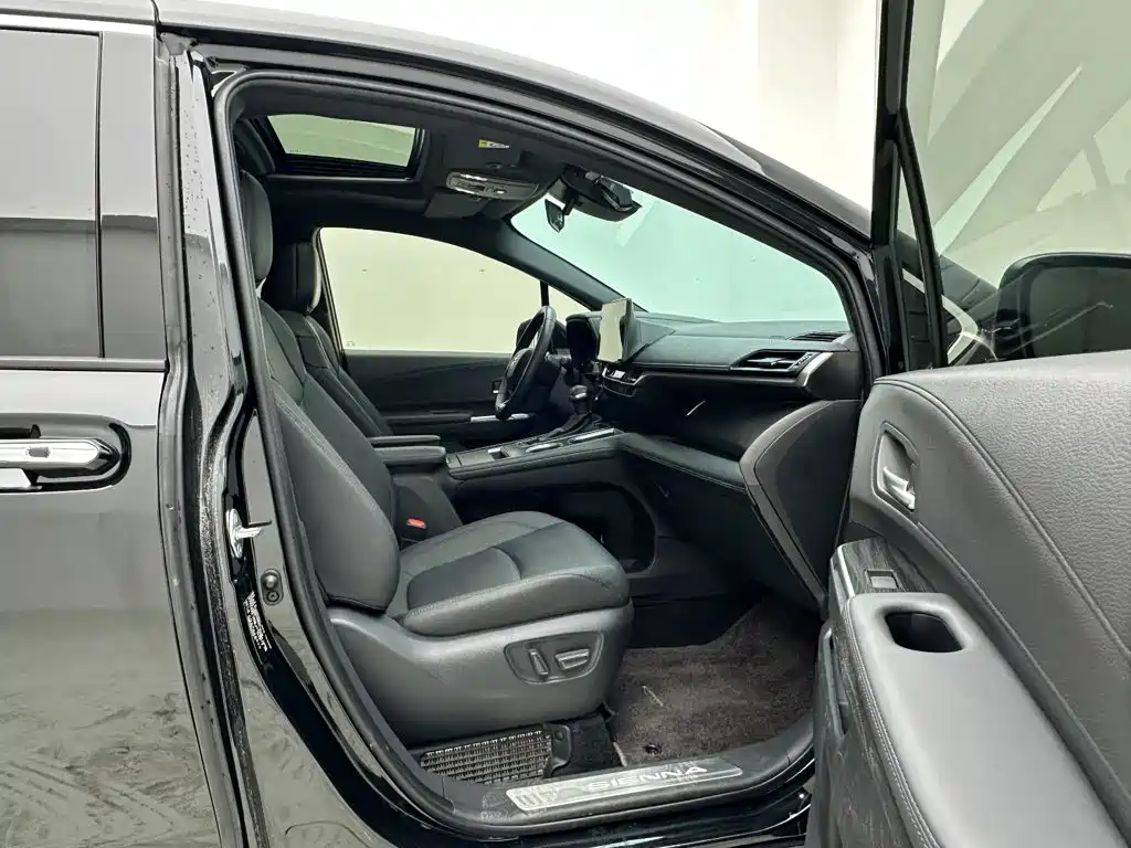 Toyota Sienna — миниатюра 24