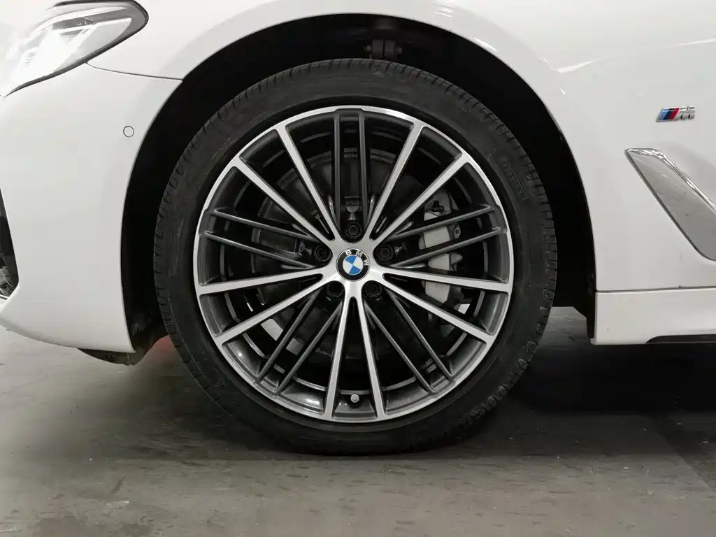 BMW 5 Series — миниатюра 17