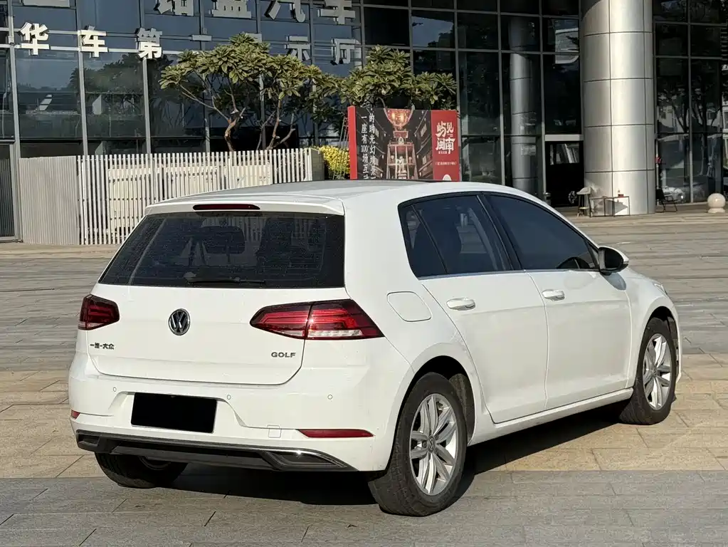 VOLKSWAGEN GOLF