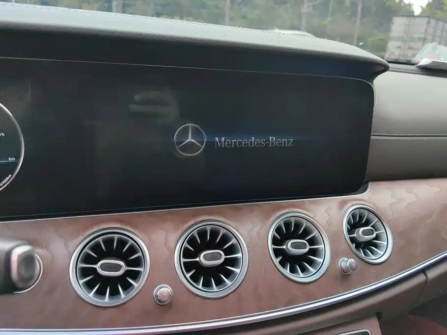 Mercedes-Benz E-Class — миниатюра 13
