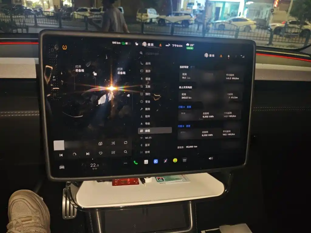 Tesla Model Y — миниатюра 6