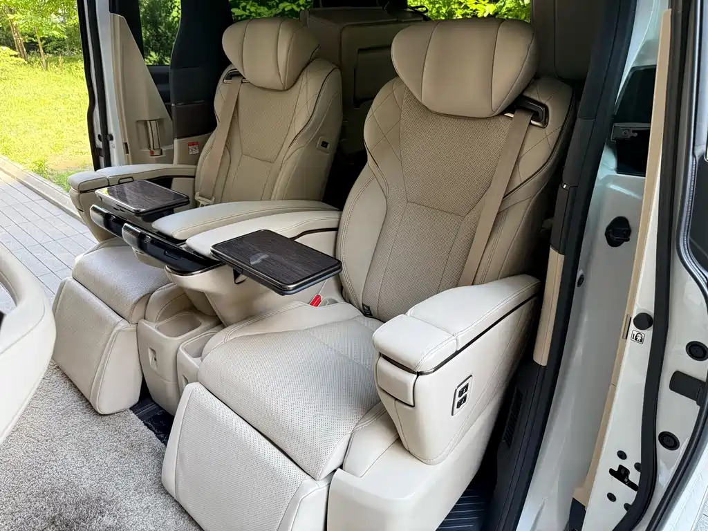 Toyota Alphard — миниатюра 9