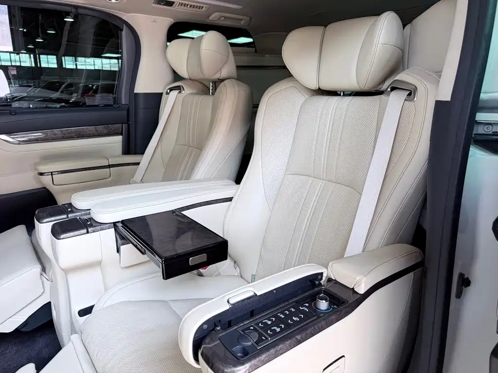 Toyota Alphard — миниатюра 13