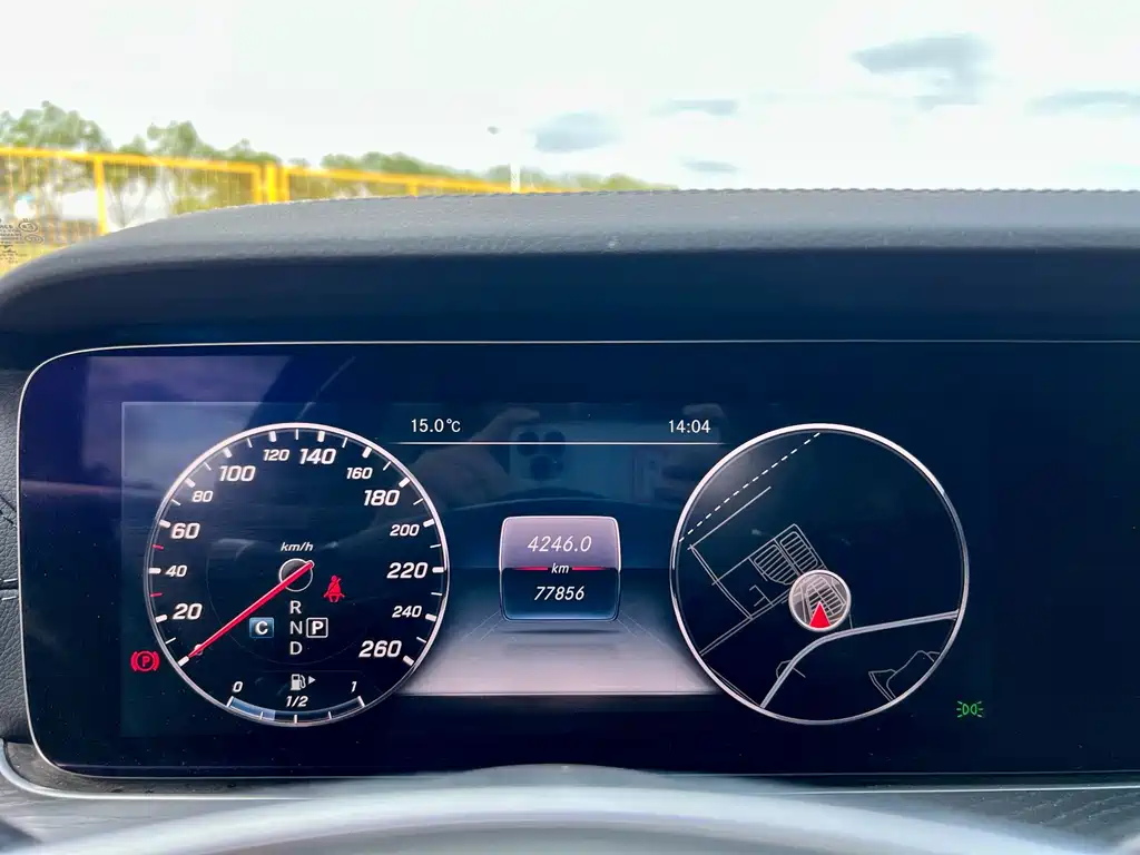 Mercedes-Benz E-Class — миниатюра 11