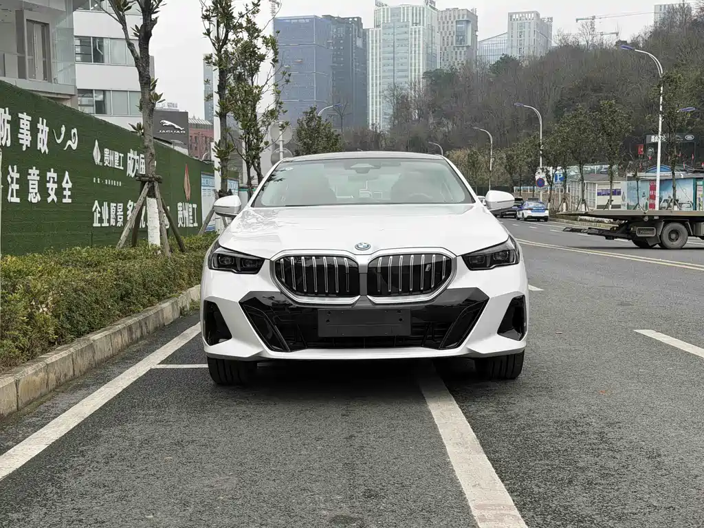 BMW I5