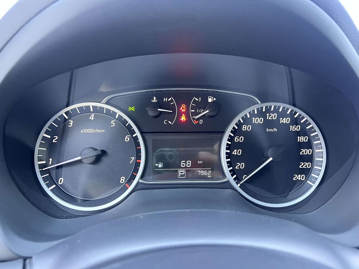 Nissan Sylphy 1.6 л 2023 г. Серебристо-серый, пробег 8000 км