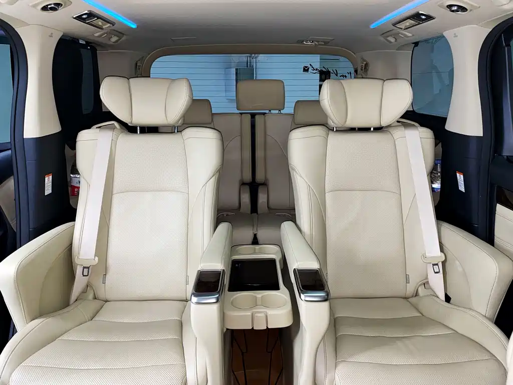 Toyota Alphard — миниатюра 18