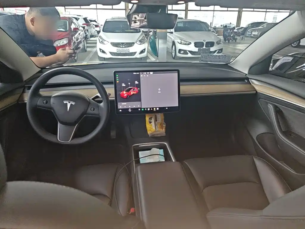 Tesla Model 3 — миниатюра 10