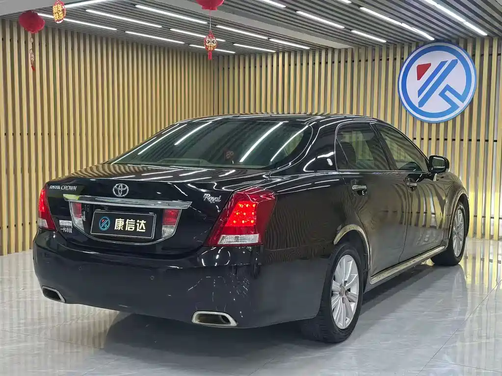 Toyota Crown — миниатюра 9