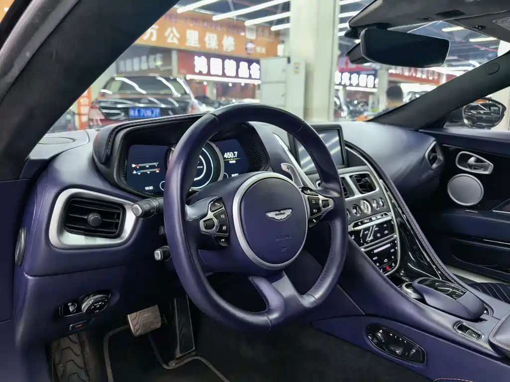 Aston Martin DB11 — миниатюра 6