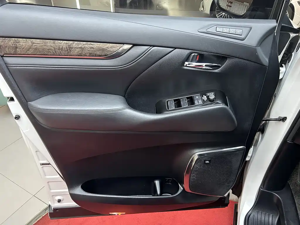 Toyota Vellfire — миниатюра 12