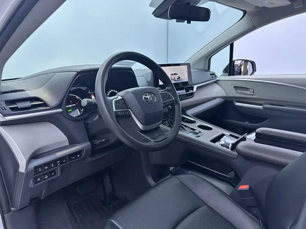 Toyota Granvia — миниатюра 7