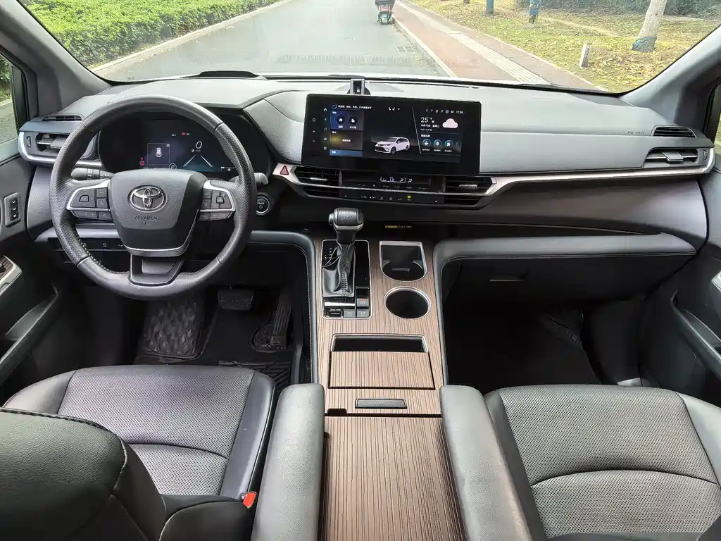 Toyota Granvia — миниатюра 12