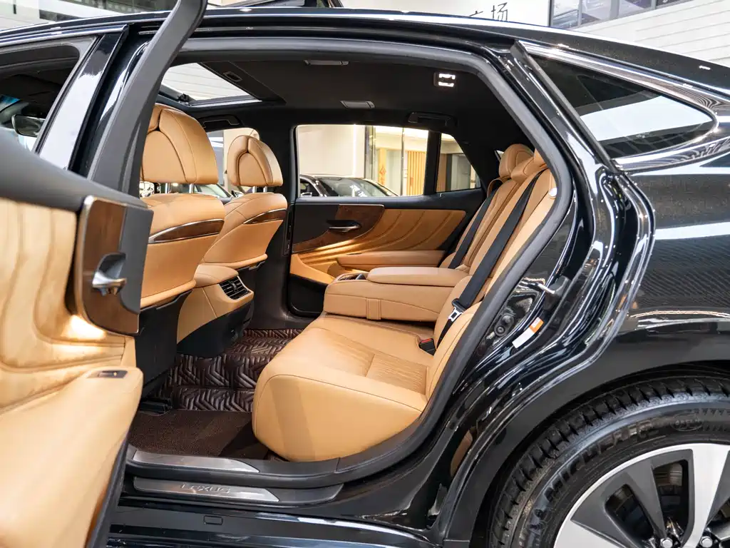 Lexus LS — миниатюра 10