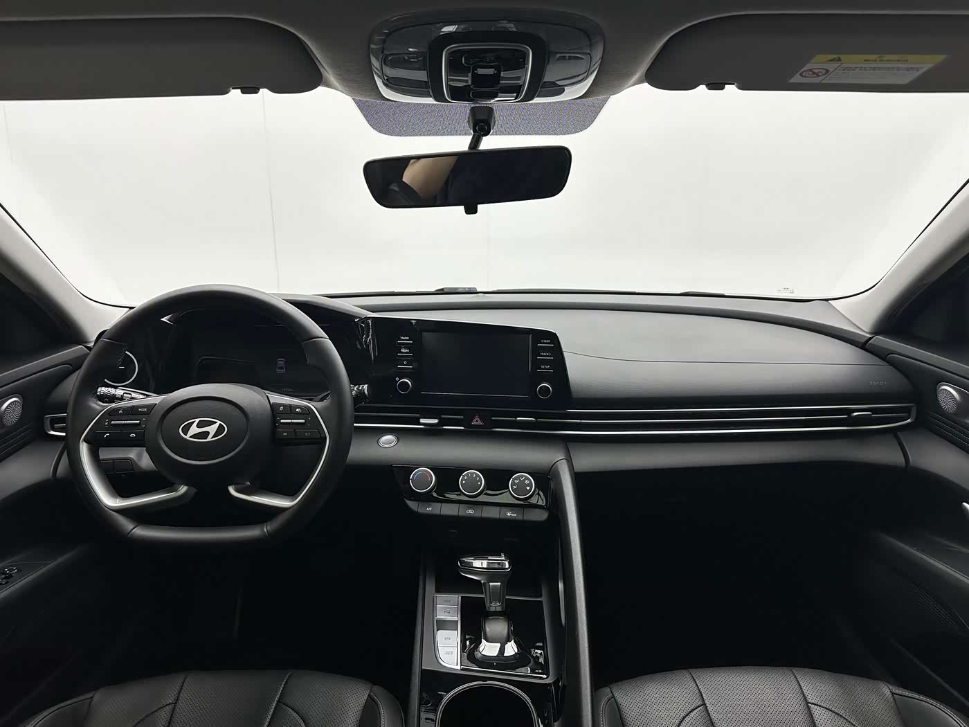 Hyundai Elantra 1.5 л 2024 г. Серебристо-серый, пробег 19000 км
