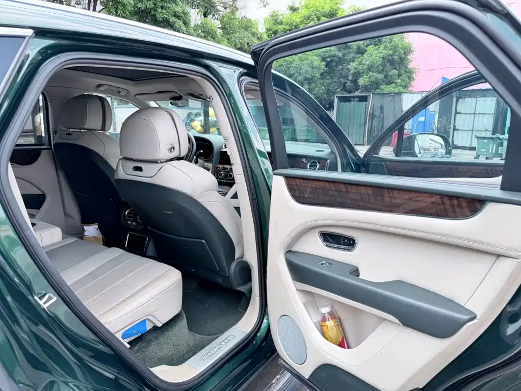 Bentley Bentayga — миниатюра 11