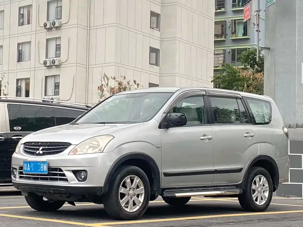 Mitsubishi Zinger 2014