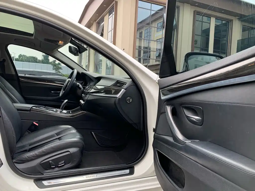 BMW 5 Series — миниатюра 14