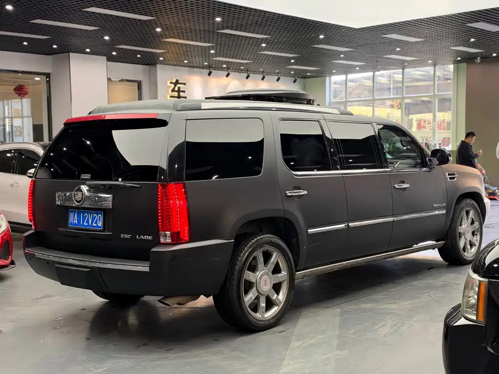 Cadillac Escalade — миниатюра 7