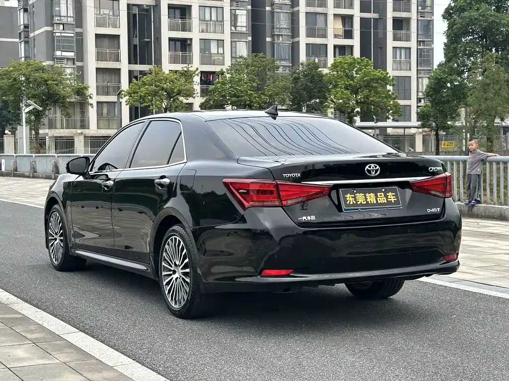 Toyota Crown — миниатюра 4