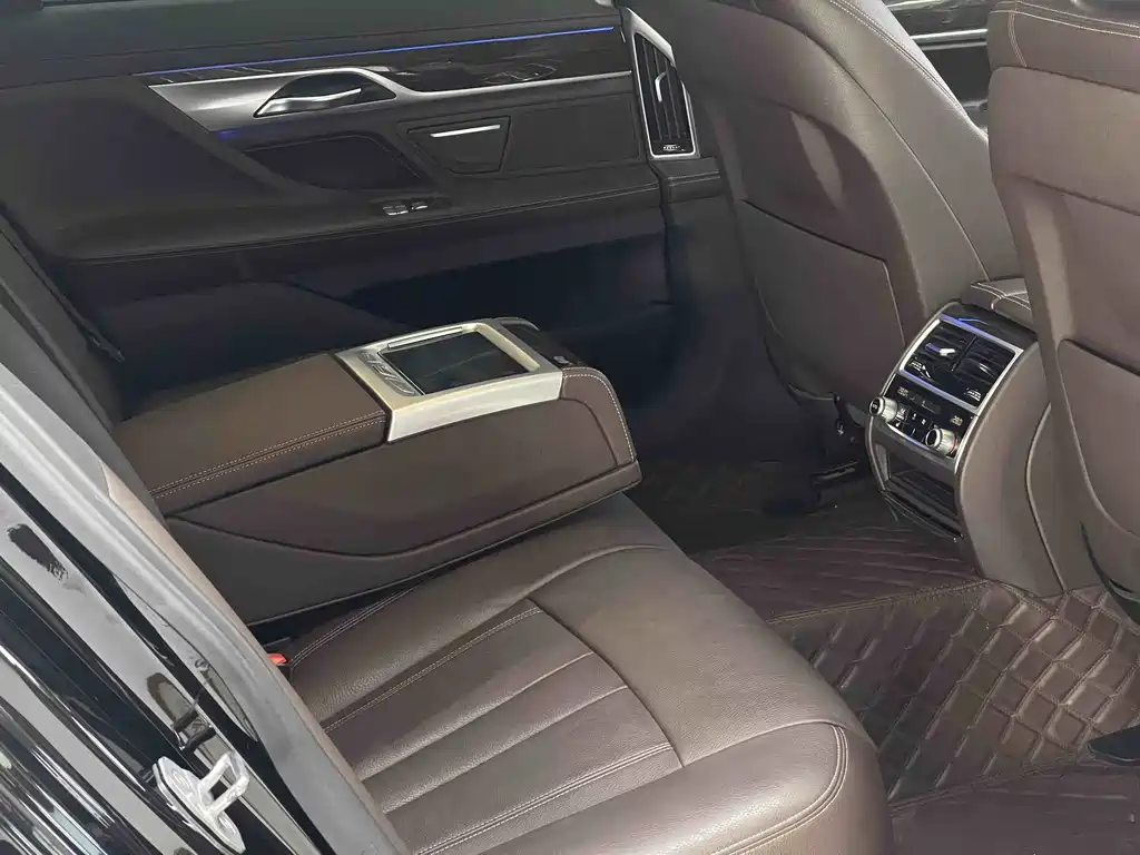 BMW 7 Series — миниатюра 15