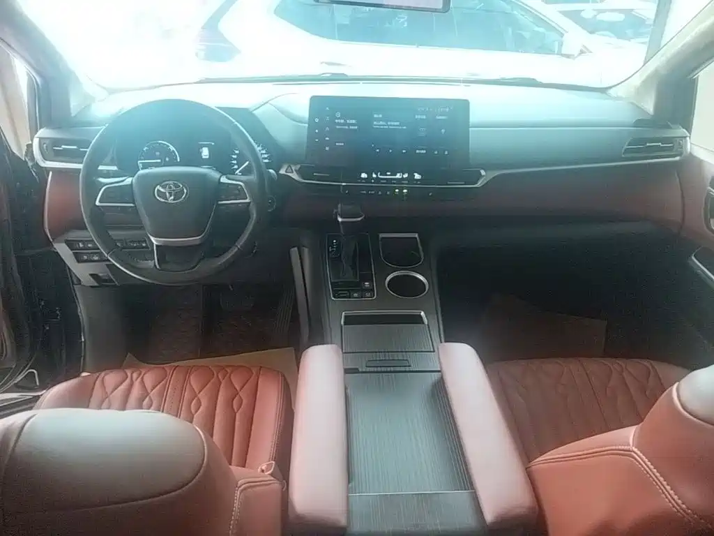 Toyota Granvia — миниатюра 10