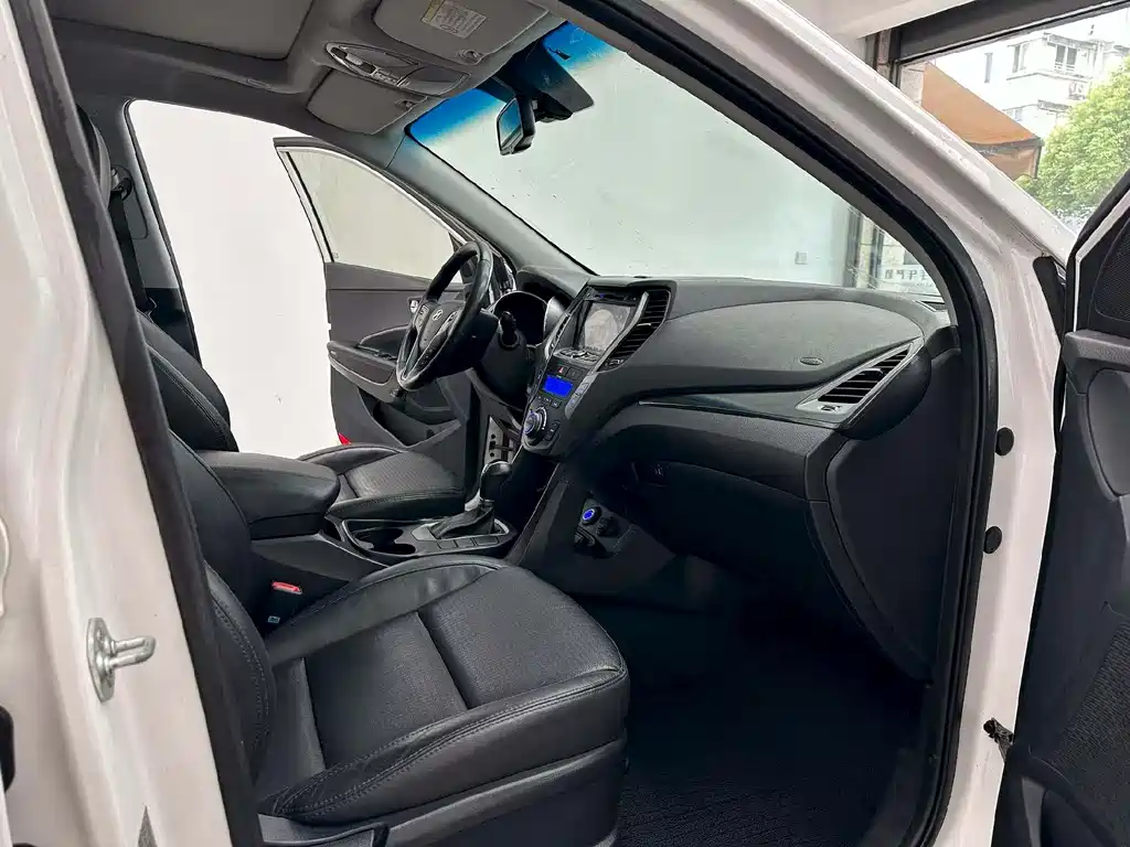 Hyundai Santa Fe 2013 2.4L AT