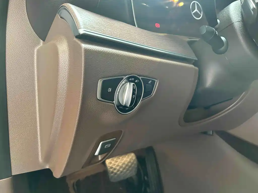 Mercedes-Benz E-Class — миниатюра 12