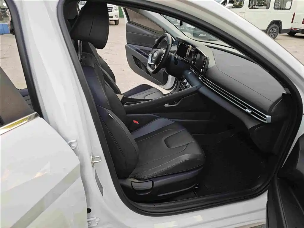 Hyundai Elantra — миниатюра 9