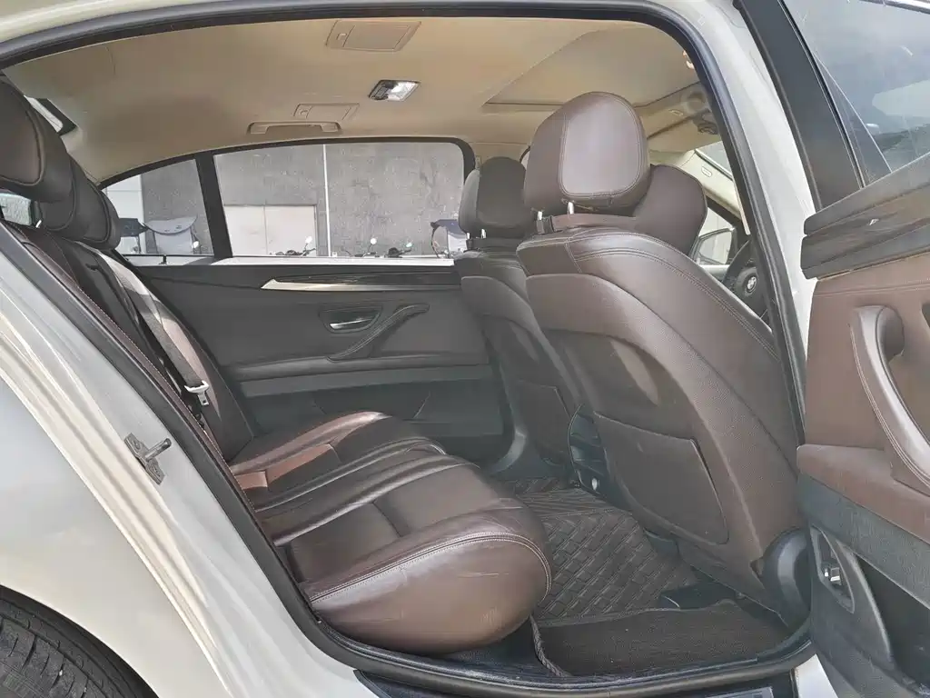 BMW 5 Series — миниатюра 17