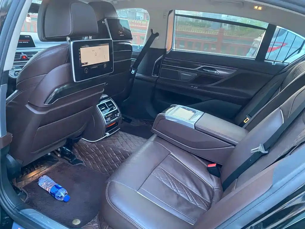 BMW 7 Series — миниатюра 10