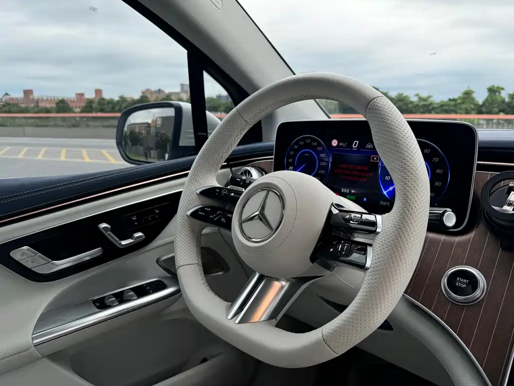 Mercedes-Benz EQE SUV — миниатюра 18