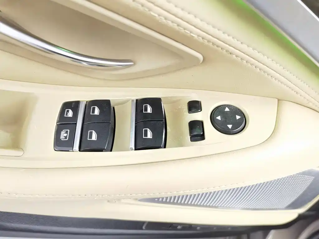 BMW 5 Series — миниатюра 9